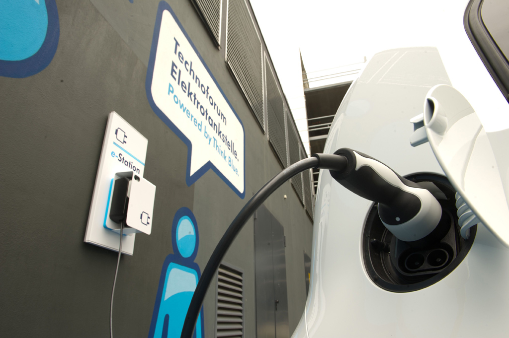 Új benzinkutat nyitott az Auchan elektromos töltőállomással